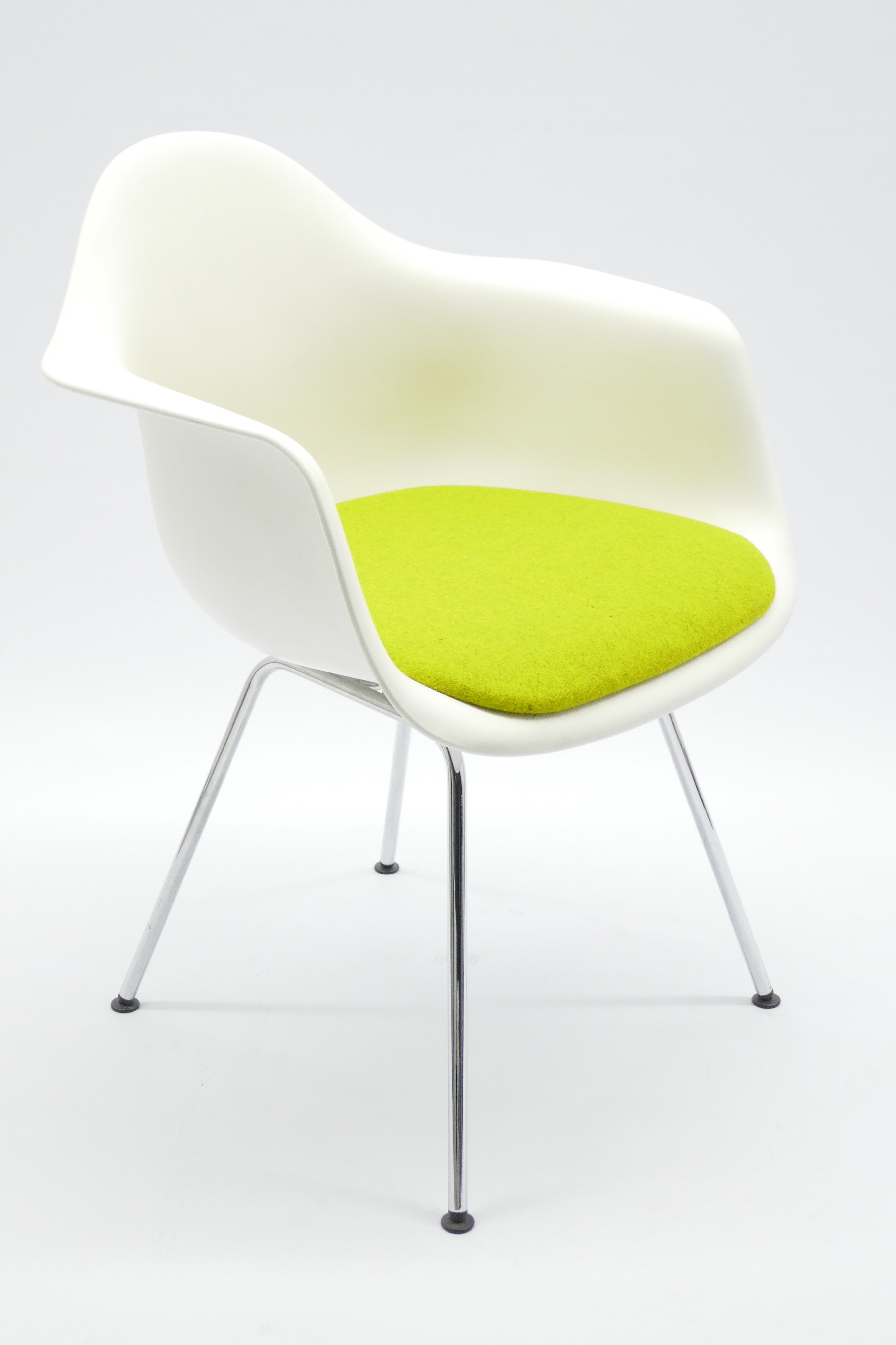 Gebrauchter Vitra Eames Plastic Armchair DAX - Besucherstuhl